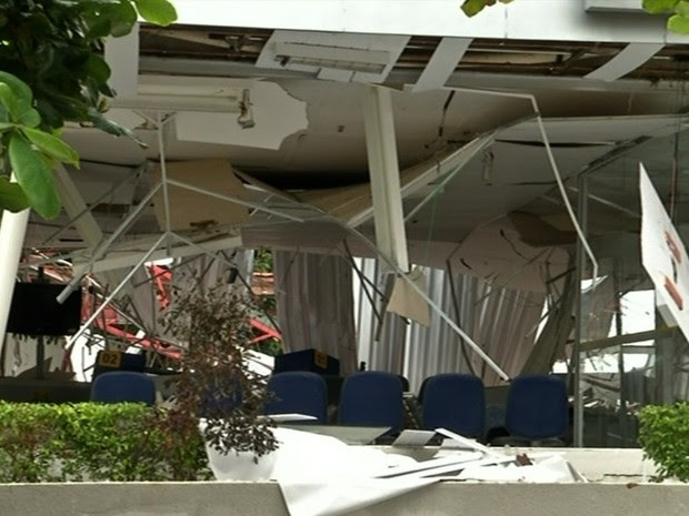 Criminosos explodiram banco em Petrolina de Goiás (Foto: Reprodução/TV Anhanguera)