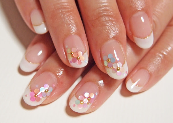 ホワイトフレンチにホロ花 Gracenail Gracenail のネイル ネイルクルー