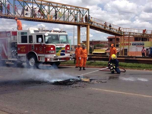 Bombeiros apagam fogo em pneus na Estrutural, no DF, após protesto por melhores condições e pela saída da administradora (Foto: Lucas Salomão/G1)
