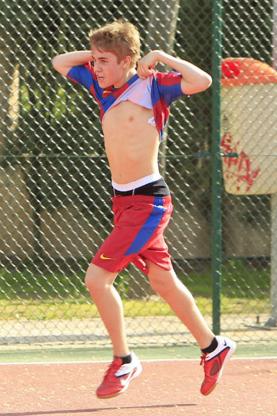 justin bieber young money shirt. justin bieber shirt off 2011.