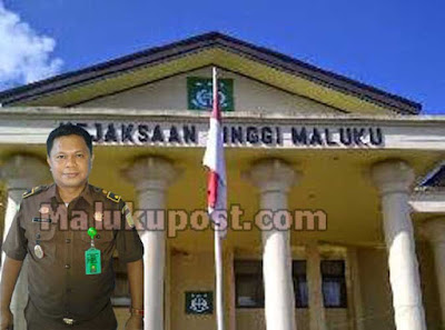 Ambon, Malukupost.com - Tim penyidik Kejaksaan Tinggi (Kejati) Maluku mencecar Kepala Bagian (Kabag) Perencanaan pada Dinas Pendidikan Pemuda dan Olahraga (Disdikpora) Kabupaten Seram Bagian Barat (SBB), Husni Rumbia, atas kasus korupsi kegiatan pembinaan kelompok kerja guru/musyawarah guru pelajaran dan training of trainers guru dan pengawas untuk kurikulum tahun 2013 di Disdikpora SBB. Kepala Seksi Penerangan Hukum (Kasi Penkum) dan Humas Kejati Maluku Samy Sapulete di Ambon, Senin (22/8), mengatakan Husni Rumbia diperiksa sebagai saksi untuk melengkapi berkas perkara tersangka Benjamina Dortje Puttileihalat alias Lou selaku mantan Kadis Disdikpora Kabupaten SBB ditahap penyidikan. "Hari ini (kemarin, red) Kabag Perencanaan Disdikpora SBB Husni Rumbia diperiksa sebagai saksi untuk melengkapi berkas perkara tersangka Lou ditahap penyidikan guna dinaikkan ke tahap penuntutan," ujar Sapulette. Dijelaskan Sapulete, dalam pemeriksaan yang berlangsung selama satu jam, sejak pukul 11.30 - 12.30 Wit, Husni Rumbia dicecar 30 pertanyaan menyangkut perencanaan kegiatan di Dinas Pendidikan, serta keterlibatan tersangka Lou yang saat itu menjabat Kadis Disdikpora Kabupaten SBB dalam pengelolaan dana guru K13. "Dia (Husni, red) ditanya seputaran perencanaan kegiatan. Sebab, setiap kegiatan harus ada perencanaan," ujar Sapulette. Untuk diketahui, dalam kasus dana pendidikan di Disdikpora Kabupaten SBB, penyidik Kejati Maluku telah mengusut empat kegiatan, yaitu, pembinaan kelompok kerja guru/musyawarah guru pelajaran, kegiatan mutu dan kualitas program pendidikan dan pelatihan bagi pendidik dan tenaga kependidikan, sosialisasi kurikulum 2013, dan training of trainers guru dan pengawas untuk kurikulum tahun 2013. Dana yang dialokasikan untuk empat kegiatan ini sebesar Rp 49.026.487.040 yang bersumber dari APBN. Dan berdasarkan hasil pemeriksaan BPK dari total dana Rp 49.026.¬487.040 itu, ternyata realisasinya hanya sebesar Rp 47.552.395.¬757. Sisanya sebesar Rp 2.893.016.000 tidak bisa dipertanggungjawabkan oleh Fransyane Puttileihalat alias Nane yang saat itu menjabat Kepala Bidang Pendidikan Dasar Disdikpora Kabupaten SBB, PPTK Ledrik Sinanu serta bendahara kegiatan, Maria Manuputty. Dana sebesar Rp 2.893.016.000 yang tidak bisa dipertanggungjawabkan itu dengan rincian: pembinaan kelompok kerja guru/musyawarah guru pelajaran sebesar Rp 754.780.000, kegiatan mutu dan kualitas program pendidikan dan pelatihan bagi pendidik dan tenaga kependidikan sebesar Rp 597. 290.000, sosialisasi kurikulum 2013 sebesar Rp 925.300.000 dan training of trainers guru dan pengawas untuk kurikulum tahun 2013 sebesar Rp 615.646.000. (MP-10)