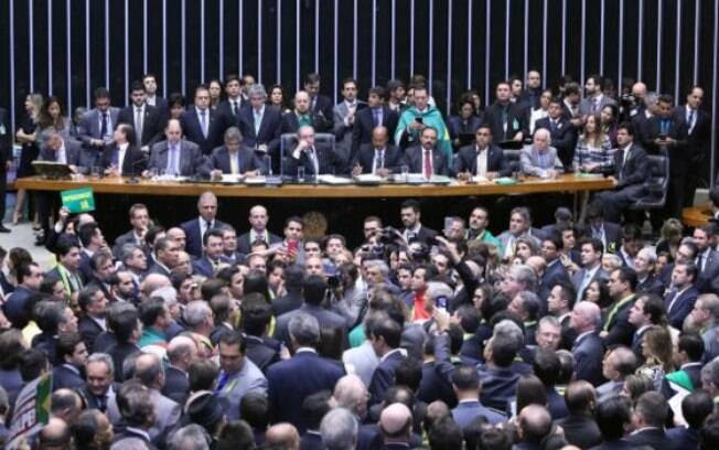 Deputados trocaram insultos no início da sessão