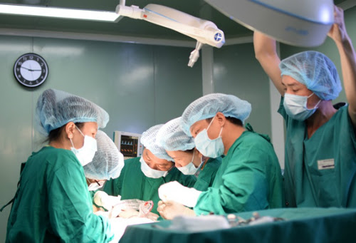 Ca mổ phức tạp kéo dài hơn 6 giờ. Ảnh: T.D