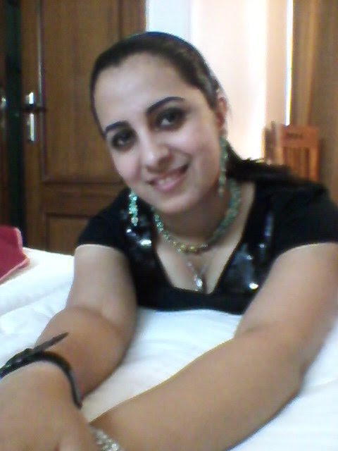 Farzana Naz Afghanistani born Pakistani Singer and artist hot and beautiful pictures