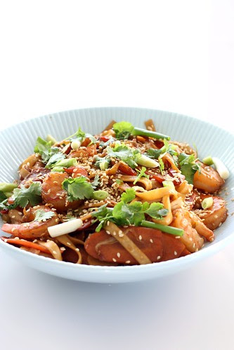 udon noodles with scampi and chinese cabbage
