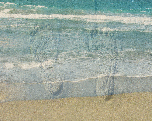 footprints in sea per Andrea Goldstein a Flickr