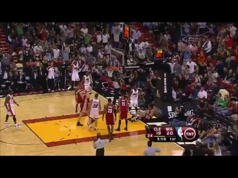 dwyane wade posterizes anderson varejao. Dwyane+wade+dunk+on+kobe