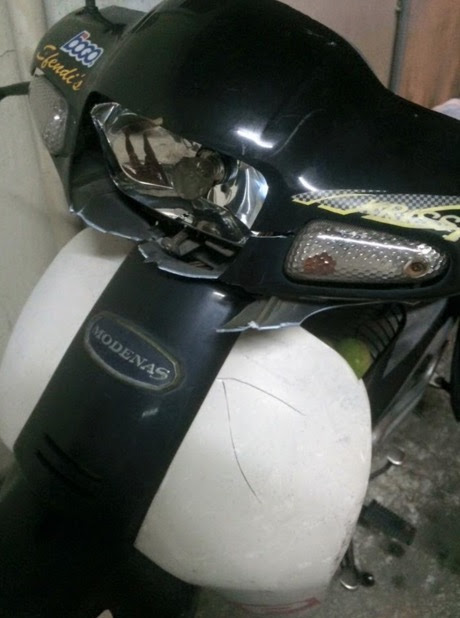 "Dah dapat baju, pergi balik. Aku bakar motosikal kau nanti!" 