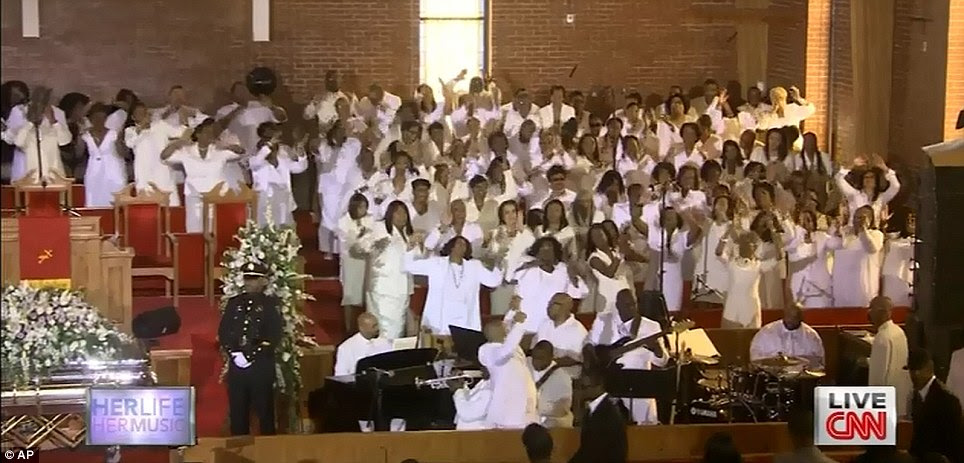 Serviço de casa curso tradicional: O Coro Missa Nova Esperança e Nova Jersey Mass Choir, todo de branco, areia e regozijou-se no interior da Igreja Batista New Hope como convidados chegaram
