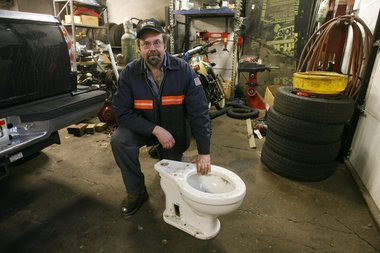 Greg Kohfeldt pemilik bengkel di Folrence menunjukkan toilet peninggalan Adolf Hitler.