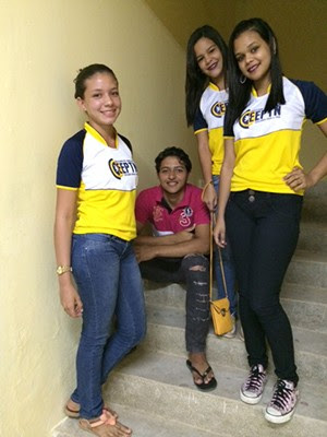 Ericarla Rocha da Silva, de 14 anos, esperava a próxima aula na escada com colegas (Foto: Marcella Centofanti/G1)
