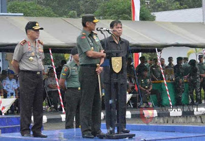 Ambon, Malukupost.com - Pangdam XVI/Pattimura, Mayjen TNI Doni Monardo memimpin upacara penerimaan Satgas Yonif Raider 515/UTY dan pelepasan Satgas Yonif 726/Tamalatea dan Satgas Yonif 734/SNS, di lapangan upacara Lantamal IX Ambon. Siaran pers Penerangan Kodam Pattimura, Kamis (7/9), menyebutkan, Pangdam selaku Pangkoops menilai prestasi Yonif 726/Tamalatea selama bertugas di Maluku dan Maluku Utara sangat memuaskan. "Awalnya saya sedikit kawatir namun apa yang dikhawatirkan tidak terbukti, bahkan membuat prestasi sangat luar biasa dan ini patut dibanggakan," katanya, saat memberikan sambutan dalam acara tersebut, Rabu (6/9).