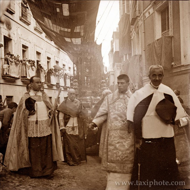 Procesion del Corpus a su paso por la calle Alfonso X junto a la Delegación de Hacienda en los años 20. Fotografía de José Villar Martelo