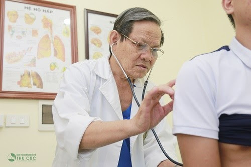 Người bệnh cần đi khám khi có dấu hiệu viêm phế quản để điều trị kịp thời, đúng phương pháp