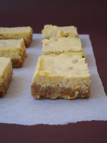 Passion fruit cheesecake squares / Quadradinhos de cheesecake de maracujá
