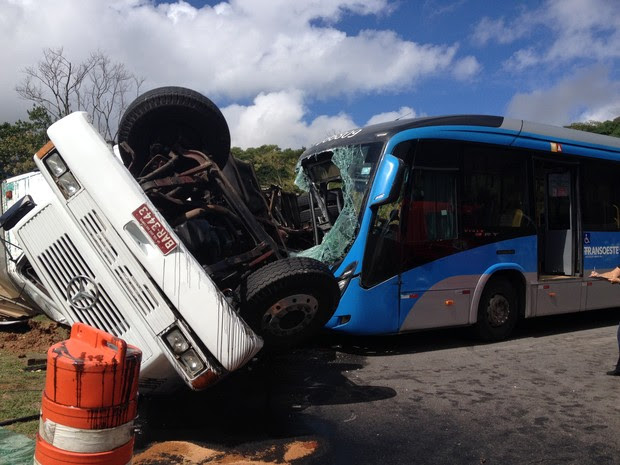 Acidente entre BRT e caminhão na Avenida das Américas (Foto: Daniel Silveira/G1)