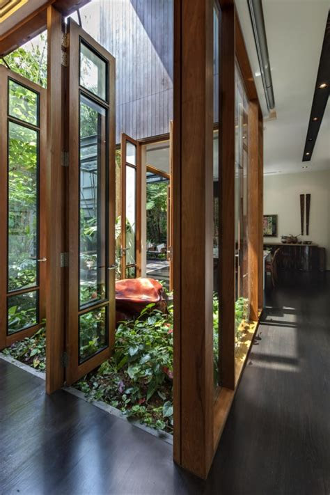 Read our best advice on designing and decorating a bathroom that works best for your lifestyle. nature-houe-inner-courtyard | HomeMydesign