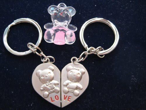 KBF52003 Split Heart keychain with a cute hand painted bear - Gift for couples
