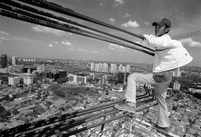 Indonesian construction workers (23 photos)