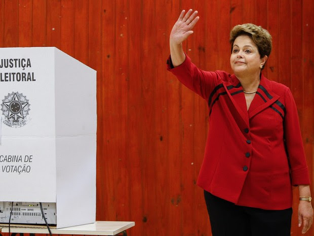 A presidente da República, Dilma Rousseff, candidata à reeleição, vota na Escola Estadual Santos Dumont, Rua Caeté, na Vila Assunção, em Porto Alegre (RS) (Foto: Dida Sampaio/Estadão Conteúdo)