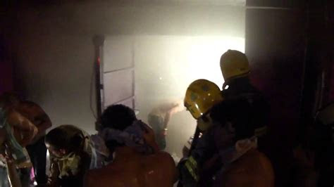 Bombeiros retiram corpos de vítimas do incêndio na boate colectiv, . Imagens Impressionantes mostra resgate de corpos em