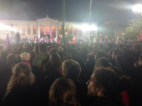 Multidão ouve discurso de vitória de Alexis Tsipras. Foto de Catarina Príncipe