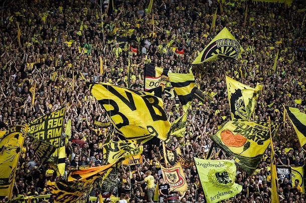 この写真の数秒後ハーランドは ブンデス公式が公開した ドルトムント もう１つの黄色い壁 が話題 サッカーダイジェストweb