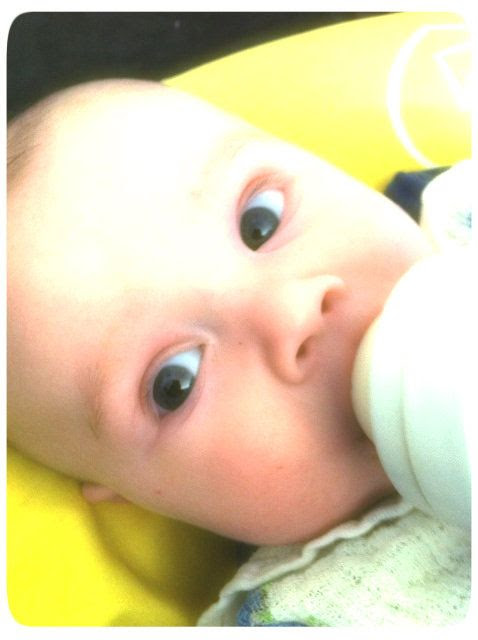 Baby mit Fläschchen