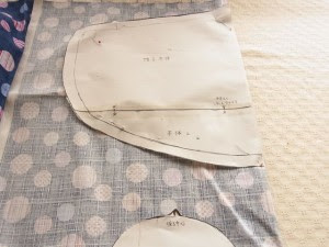 ５０ｃｍの布で作れる 簡単 子供用日よけ帽子 ボンネット帽子の作り方 型紙ダウンロード 育児お役立ち便利帳 Hello Aka ハロアカ