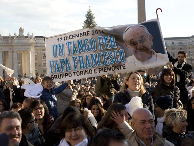 Fiéis exibem faixa com a frase 'Um tango para Francisco' (Foto: Alessandra Tarantino/AP)