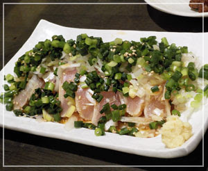 渋谷「九州酒場だんだん」にて、地鶏の葱まみれたたき。これも美味しかった♪