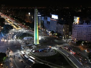 O Obelisco de Buenos Aires, na região central da capital argentina, é visto iluminado de verde e amarelo em homenagem à seleção brasileira, celebrando o fair play às vésperas da Copa do Mundo (Foto: Enrique Marcarian/Reuters)