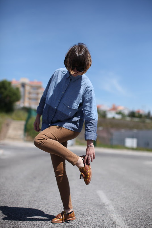 A rapariga dos sapatos com tachas em forma de pionés