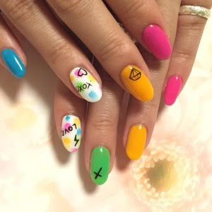 色の持つ 特性 の話とビビットワンカラーネイルの紹介です Nailmoco