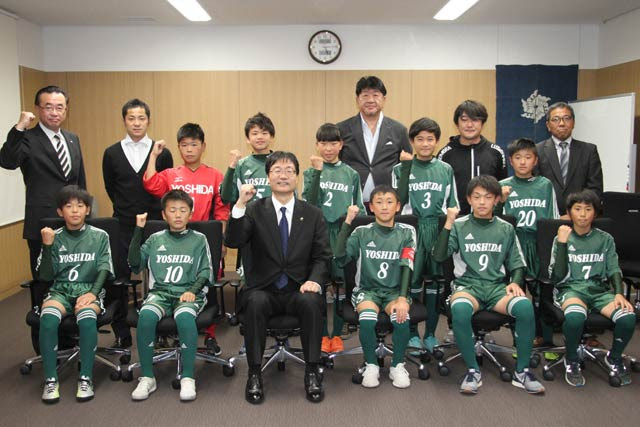 吉田サッカークラブが全日本u 12新潟県大会2位 北信越u 12で11位を燕市長に報告