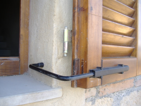 Un ferma persiane pratico e resistente nel tempo