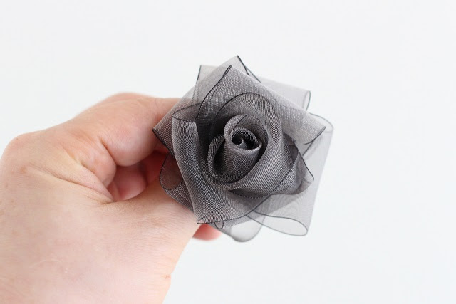 ほんの数分で完成 オーガンジーリボンで作る 簡単巻きバラのレシピ フラワーエデュケーションジャパン