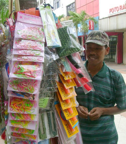 http://seputarpasarbaru.files.wordpress.com/2009/04/pedagang12.jpg