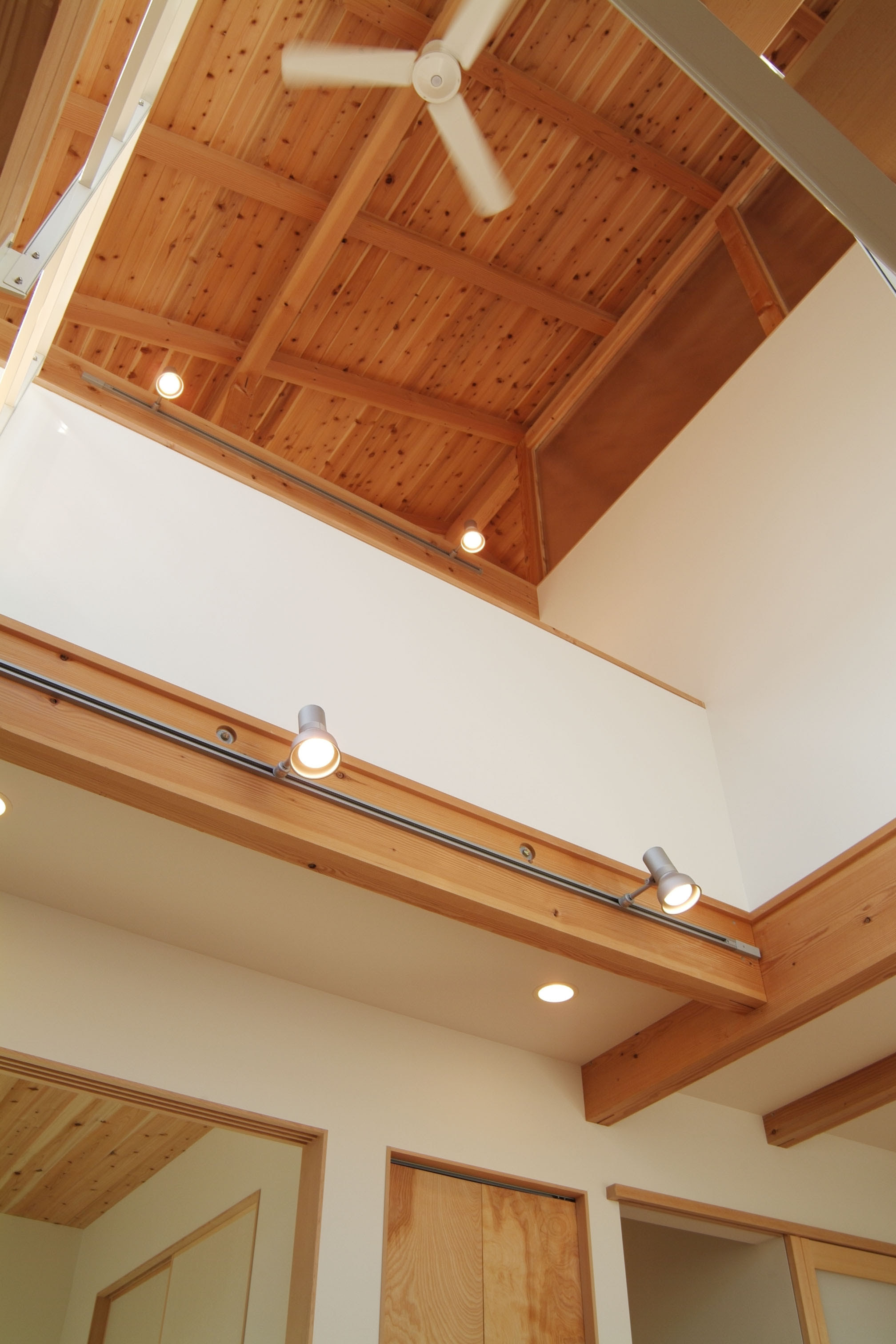 勾配天井の見えるリビング吹き抜け見上げ シューズクロークとスノコ廊下の家 池田住宅建設 木の家施工例