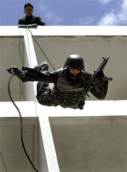 Special Forces from Different Countries in Action (54 pics)