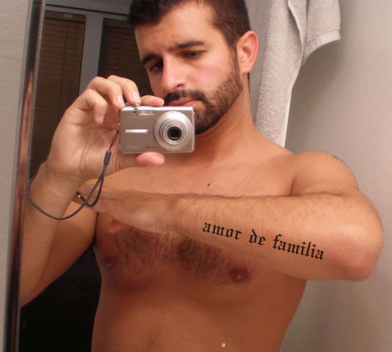 It says "Family Love" in Portuguese. I'm not 100% sold on the gangstah type 