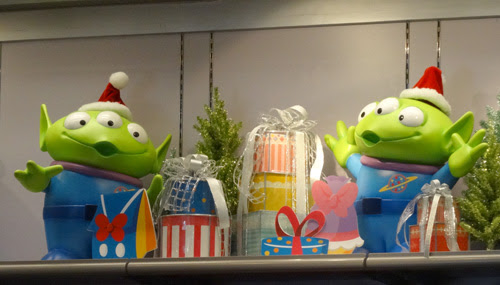 大人気アイテム復活 サンタ仕様の リトルグリーンメン バケットがかわいいぞ ディズニー クリスマス14 ライブドアニュース