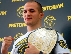 Júnior Cigano posa com o cinturão de campeão dos pesos pesados do UFC (Foto: Marcosa Guerra / Globoesporte.com)