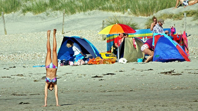 This Tutorial Teaches You How to Properly Do a Handstand