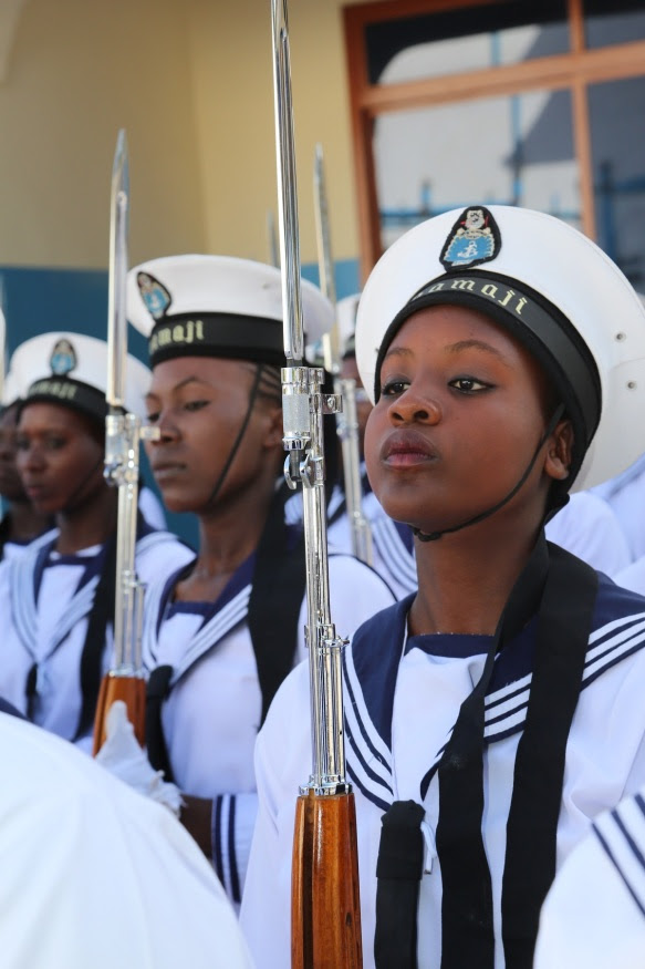 Askari wakakamavu wa kike wa KMKM wakiwa wamesimama kumlaki Rais Jakaya Mrisho Kikwete  alipowasili kwa a ufunguzi rasmi wa Hospitali ya KMKM Kibweni mjini Zanzibar Desemba 4, 2014