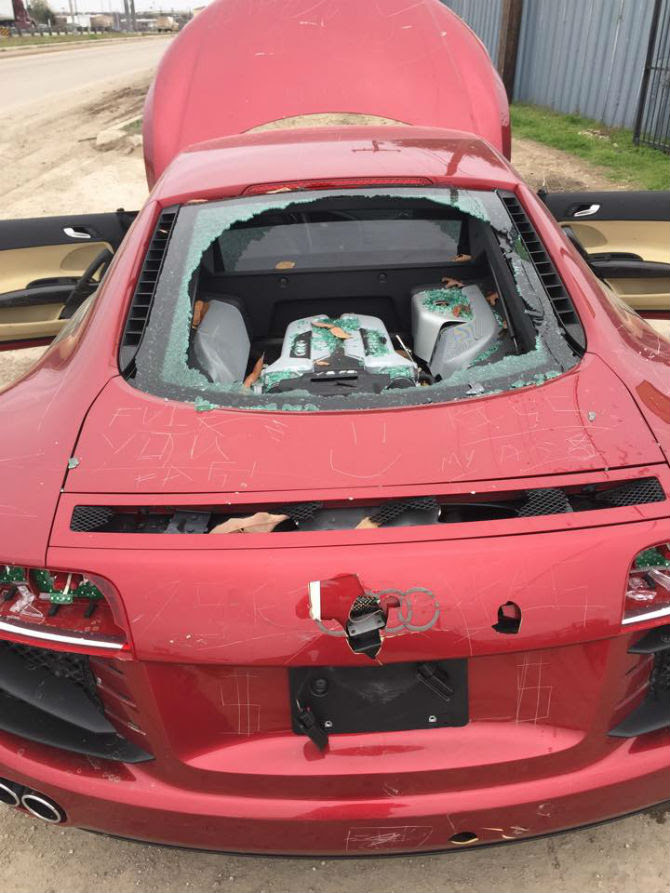 Audi R8 ficou danificado por dentro e por fora - Reprodução