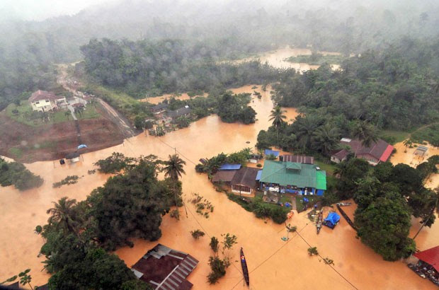 Imagem aérea mostra inundações em Kuala Tahan, Pahang, na Malásia (Foto: Nazirul Roselan/Reuters)