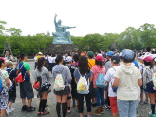平成２５年度 ５月 分校百景 ５月７日から ５月３０日 木 ３１日 金 修学旅行 ６年生は 修学旅行でした 写真で２日間を紹介します 本校との合同修学旅行でした 昼食の後は 平和公園で平和集会をしました 長崎市