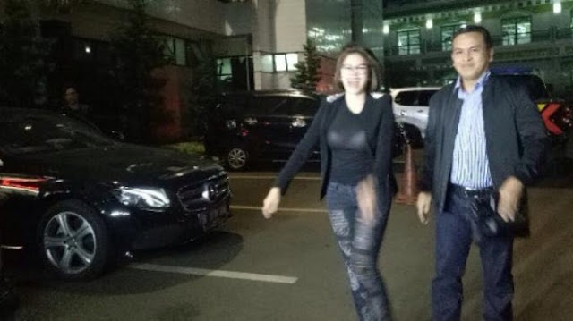 Foto: Selalu Buat Heboh, Kali Ini Nikita Mirzani Kenakan Busana 'Tembus Pandang' saat akan Jalani Pemeriksaan, 'Belahannya' Timbul http://ift.tt/20kt43r - Berita Terbaru Terkini Hari Ini - Bukan Nikita Mirzani namanya, jika tidak memunculkan sensasi di hadapan publik. Sempat menyambangi Polres Metro Jakarta Selatan tanpa mengenakan bra beberapa waktu lalu, kini Nikita tampil mengenakan busana yang menerawang.