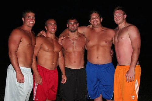 superbears:

TASTY YOUNG HUSKY BOYS
